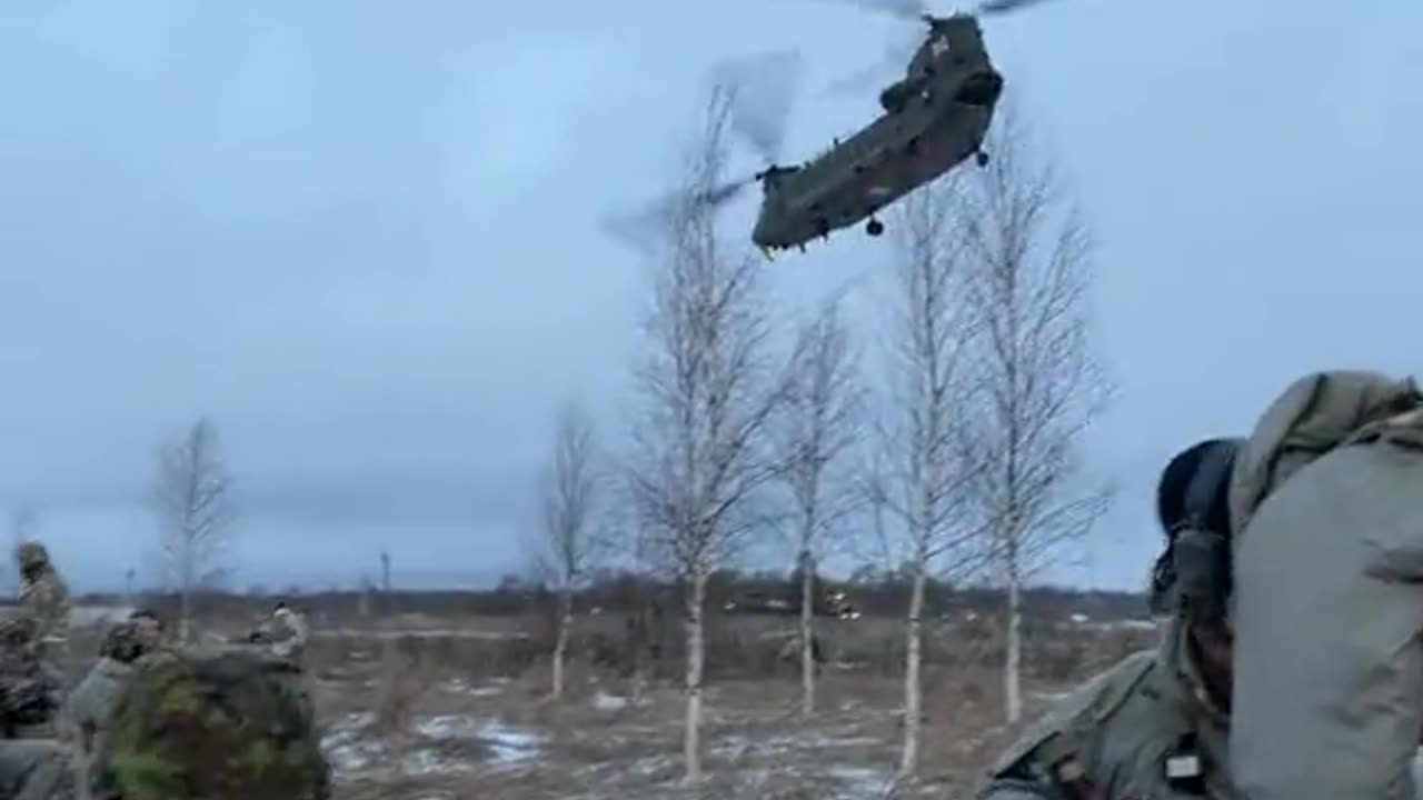 Training of the Ukrainian military in England using a CH-47 helicopter.