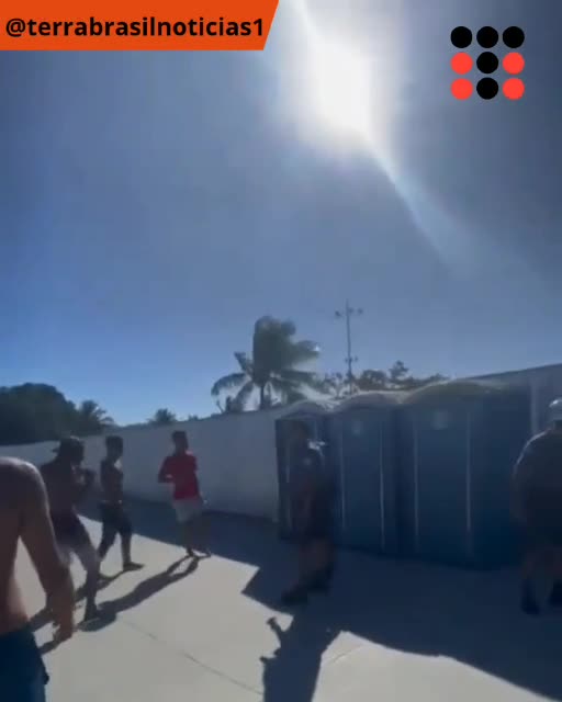 GRAVE: Marginais enfrentam e passam o dedo na cara de policiais e dizem não temer mais a polícia