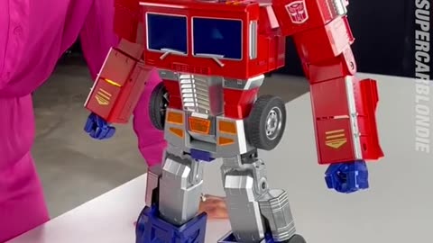 A voice activated Optimus Prime that can transform, do pushups, and do martial arts🔥🤯