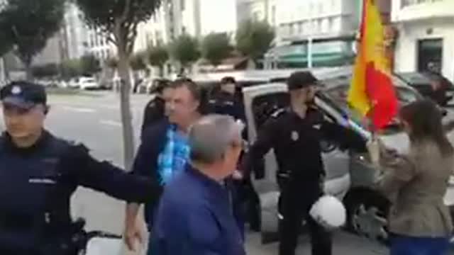 Pablo Iglesias huye protegido por guardaespaldas y Policía ante la indignación del pueblo