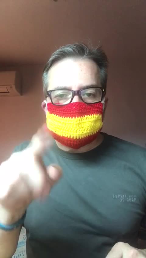 "Esta mascarilla me protege contra COVID 19 y contra hijos de puta, con bandera encima de ella"