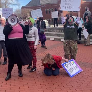 Να πέσει φωτιά να σας κάψει. Μέχρι και τον Χριστό βάλανε στο βρωμερό τους στόμα!