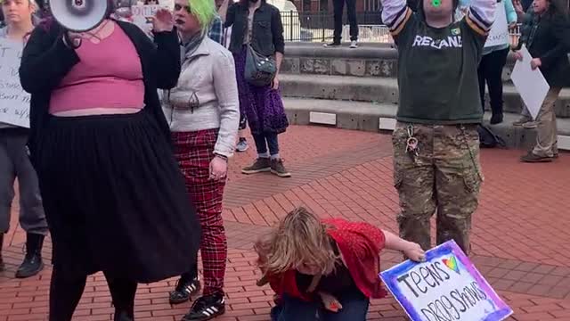 Να πέσει φωτιά να σας κάψει. Μέχρι και τον Χριστό βάλανε στο βρωμερό τους στόμα!