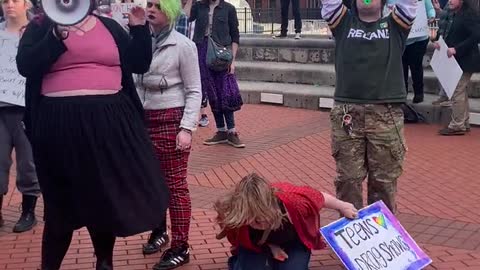 Να πέσει φωτιά να σας κάψει. Μέχρι και τον Χριστό βάλανε στο βρωμερό τους στόμα!