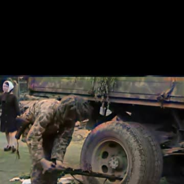 US soldier in HBT camo destroys German rifle surprising #Colourized footage 🇺🇸 🔨 🇩🇪 🎥