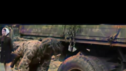 US soldier in HBT camo destroys German rifle surprising #Colourized footage 🇺🇸 🔨 🇩🇪 🎥