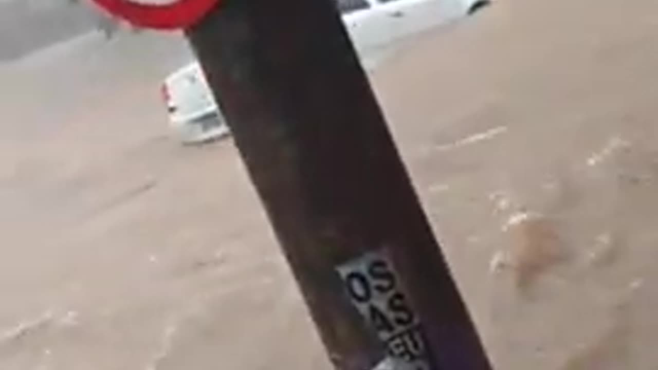Video teste carro sendo levado enxurrada SP Guarulhos Brasil