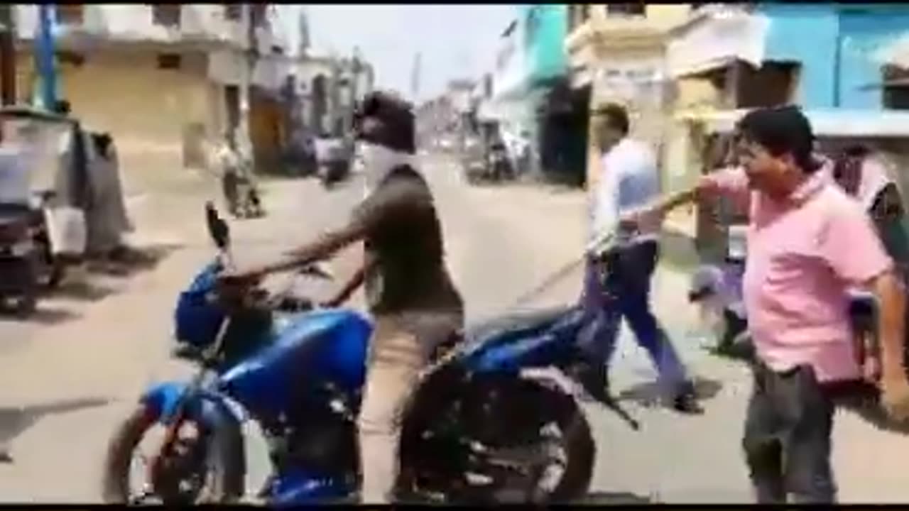 Police hits people in india