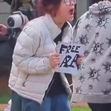 Free Gaza activist screams like a rabid animal after being triggered by an Israeli flag