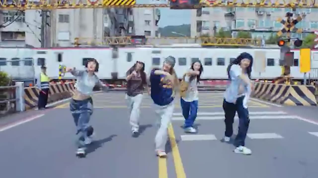 NewJeans (뉴진스) 'How Sweet'