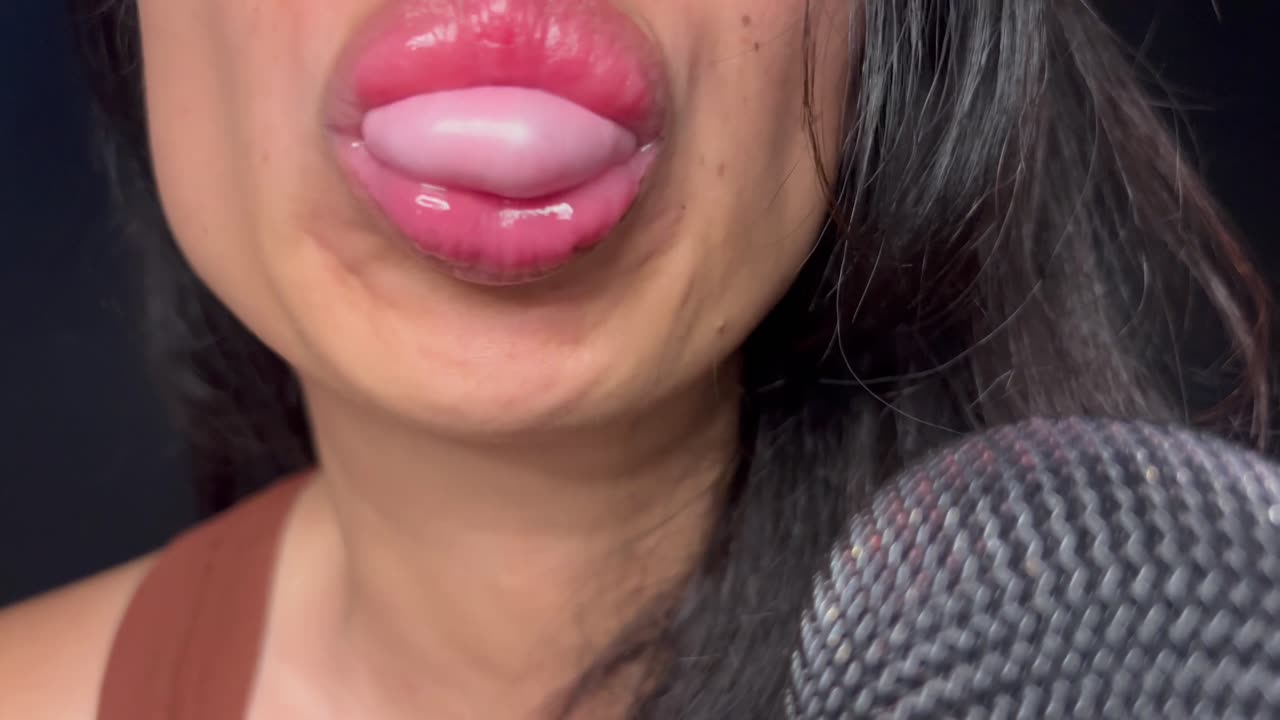 ASMR CHEWING GUM MOUTH SOUNDS AND BLOWING BUBBLES