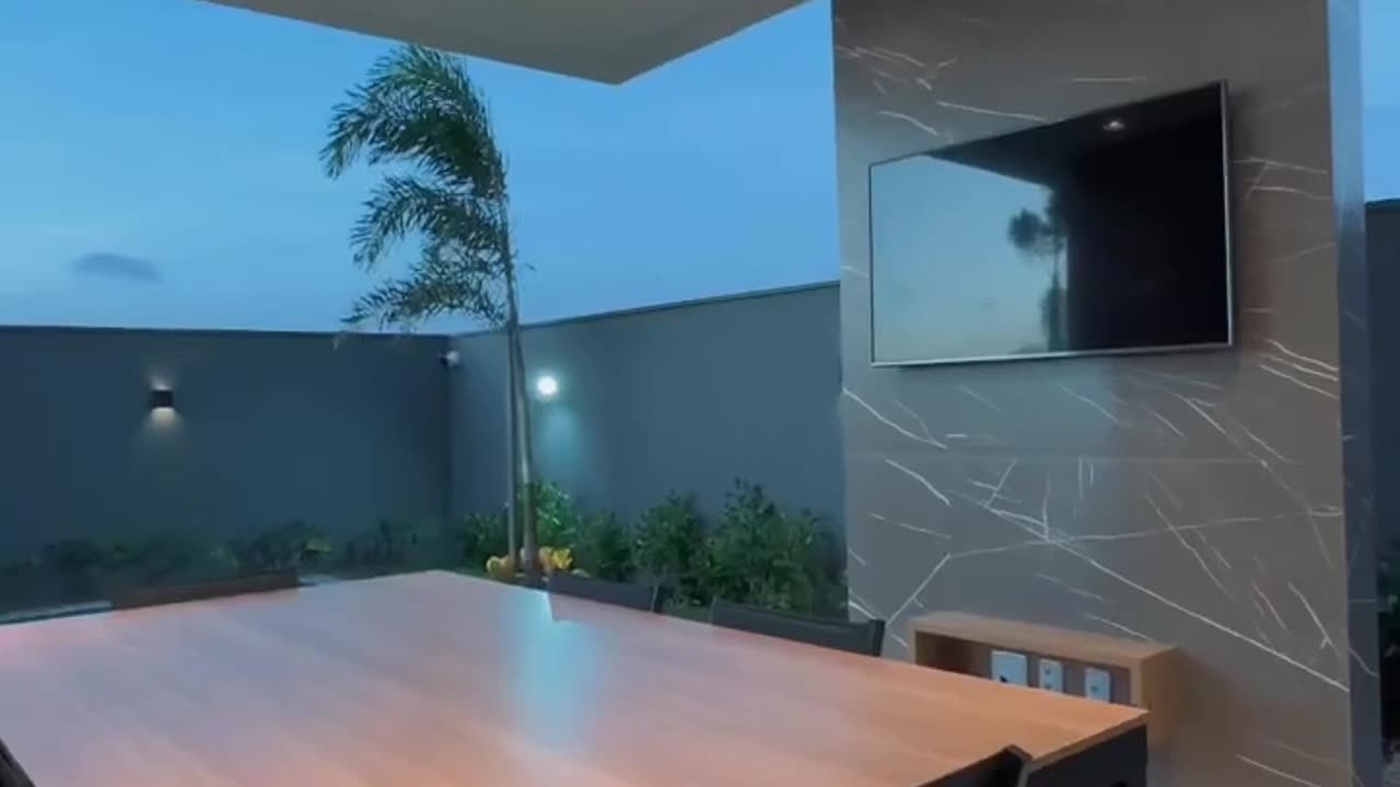233 m2 inşaat alanına sahip olan bu modern villada 4 yatak odası ve 4 araçlık otopark bulunuyor