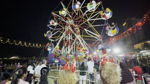 Human-powered Ferris Wheel With Acrobatic Operators