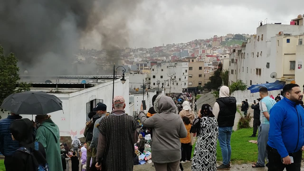 حريق هائل يلتهم سوق بني مكادة الجديد بطنجة ويخلّف خسائر فادحة 22 02 2025