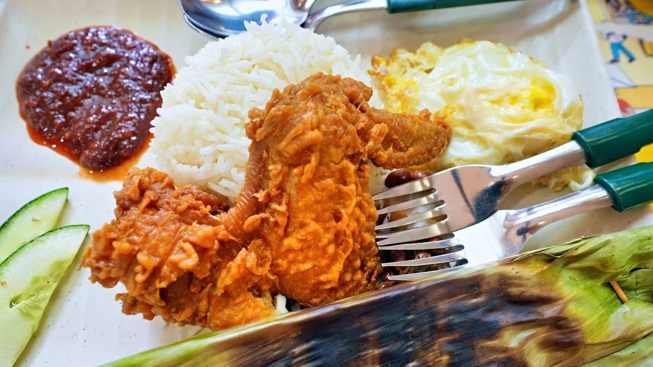 Famous Singapore NASI LEMAK at Adam Road Food Center! 🇸🇬