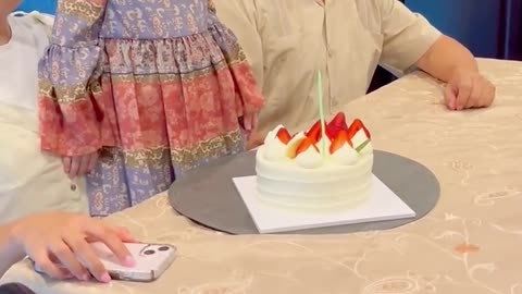 Little Girl Mistakenly Claims Grandpa’s Birthday Cake as Her Own