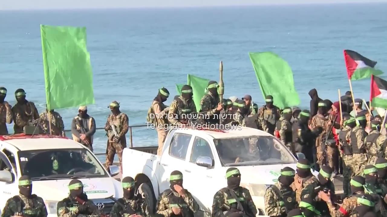 Hamas military wing terrorists at the Gaza port ahead of Keith Siegel's release.