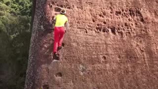 Senderismo extremo en el parque geológico chino de Danxia