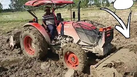 AMAZING TRACTOR PUSHING MUD