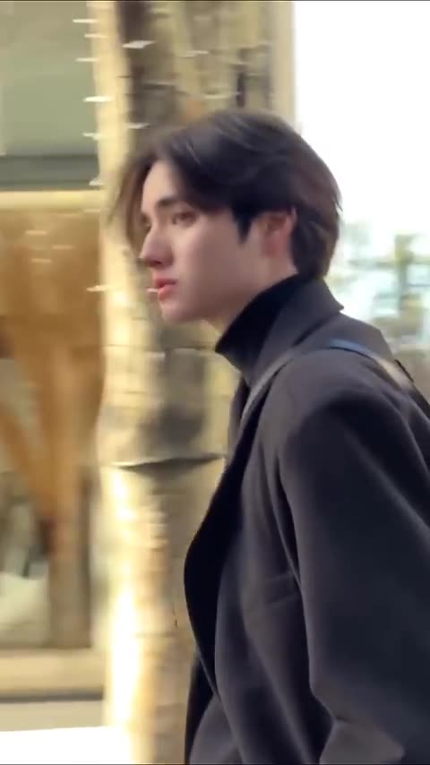 Stunning Street Fashion from a 6ft 4in Giant! 😲🤫