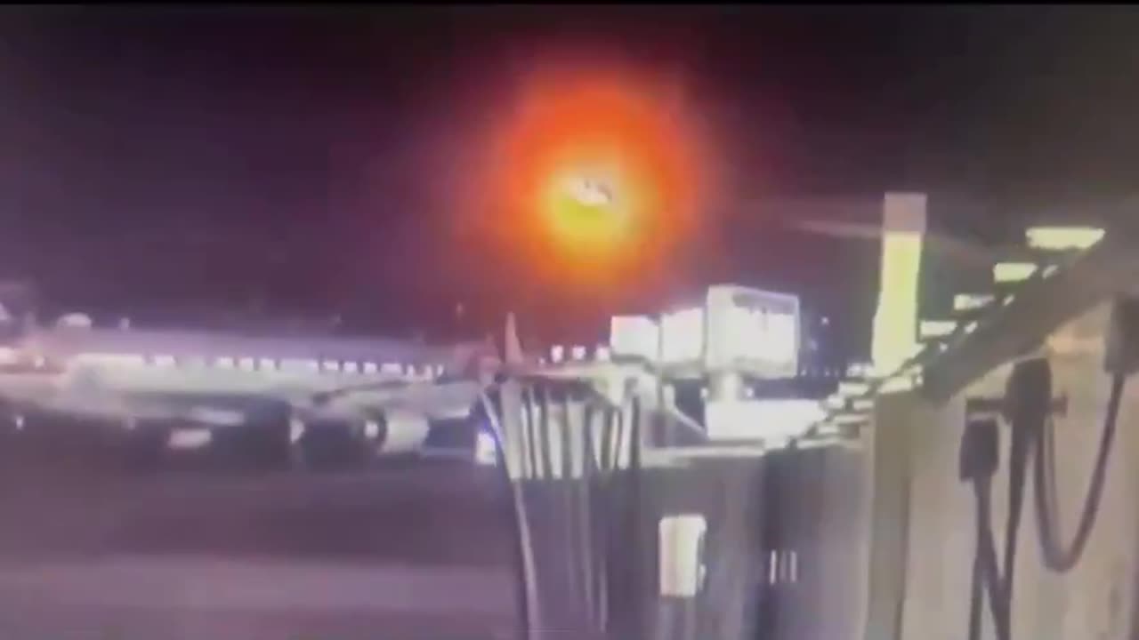 HORRIFIC FOOTAGE - SEE THE BLACKHAWK COLLIDE WITH THE AMERICA AIRLINES IN D.C. Close up