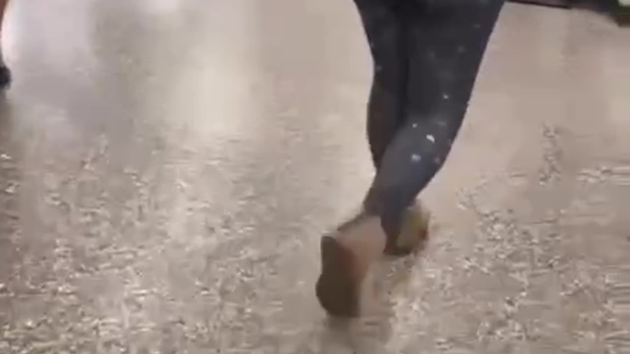 Big Azz girl walking at mart..