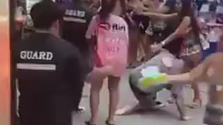 Thai Security Knocks Out British Tourists After They Refuse to Pay & Get Violent!