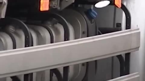 Phát hiện 11 người Việt trốn trên xe tải ở Hàn Quốc