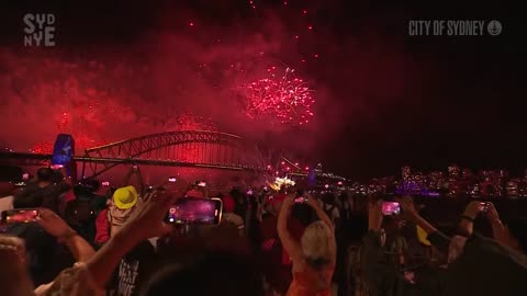 Sydney Harbour light up with fireworks to welcome in 2025 😍