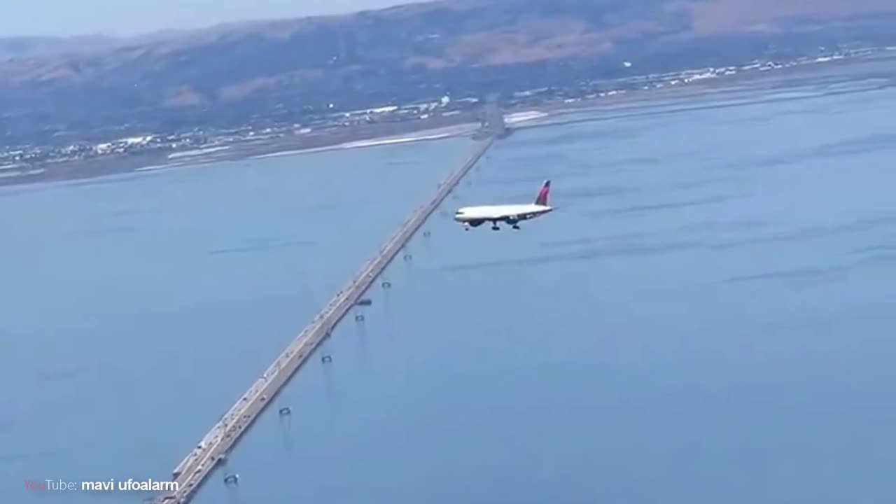 Un vaisseau spatial en Allemagne Glitch dans la Matrice ! L'avion est suspendu dans les airs