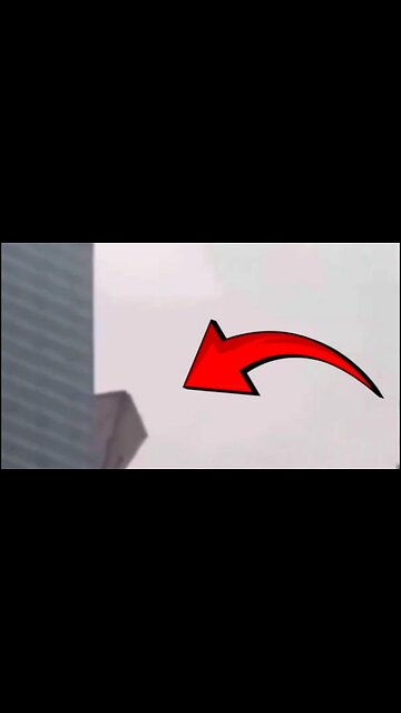 In Hongkong wird ein Pyramide Ufo gefilmt, das hinter einem Wolkenkratzer auftaucht