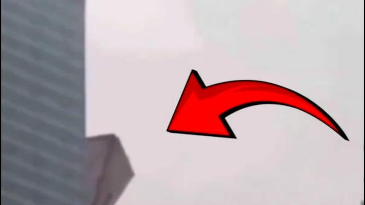In Hongkong wird ein Pyramide Ufo gefilmt, das hinter einem Wolkenkratzer auftaucht