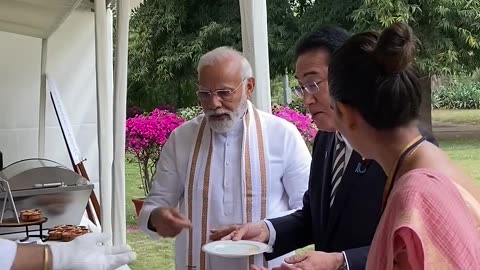 India PM Modi & Japan PM Fumio Kishida Had Waterballs (Golgappa) | India | Japan | prime ministers