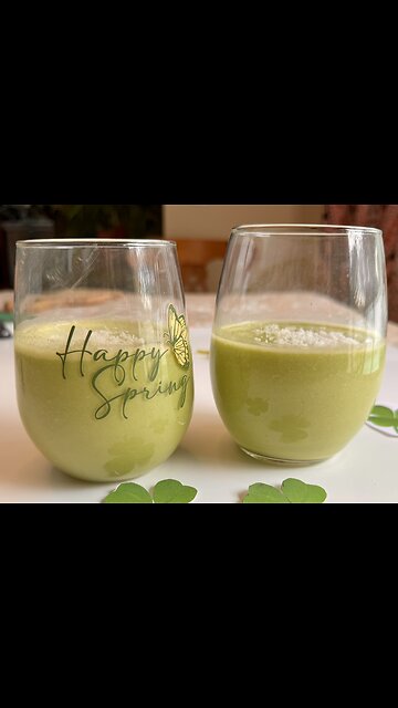 Healthy Shamrock Shake Fix! A Lucky St. Patrick's Day Sip!