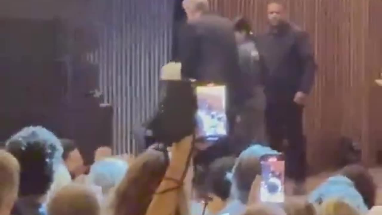 Legendary Singer Collapses On Stage