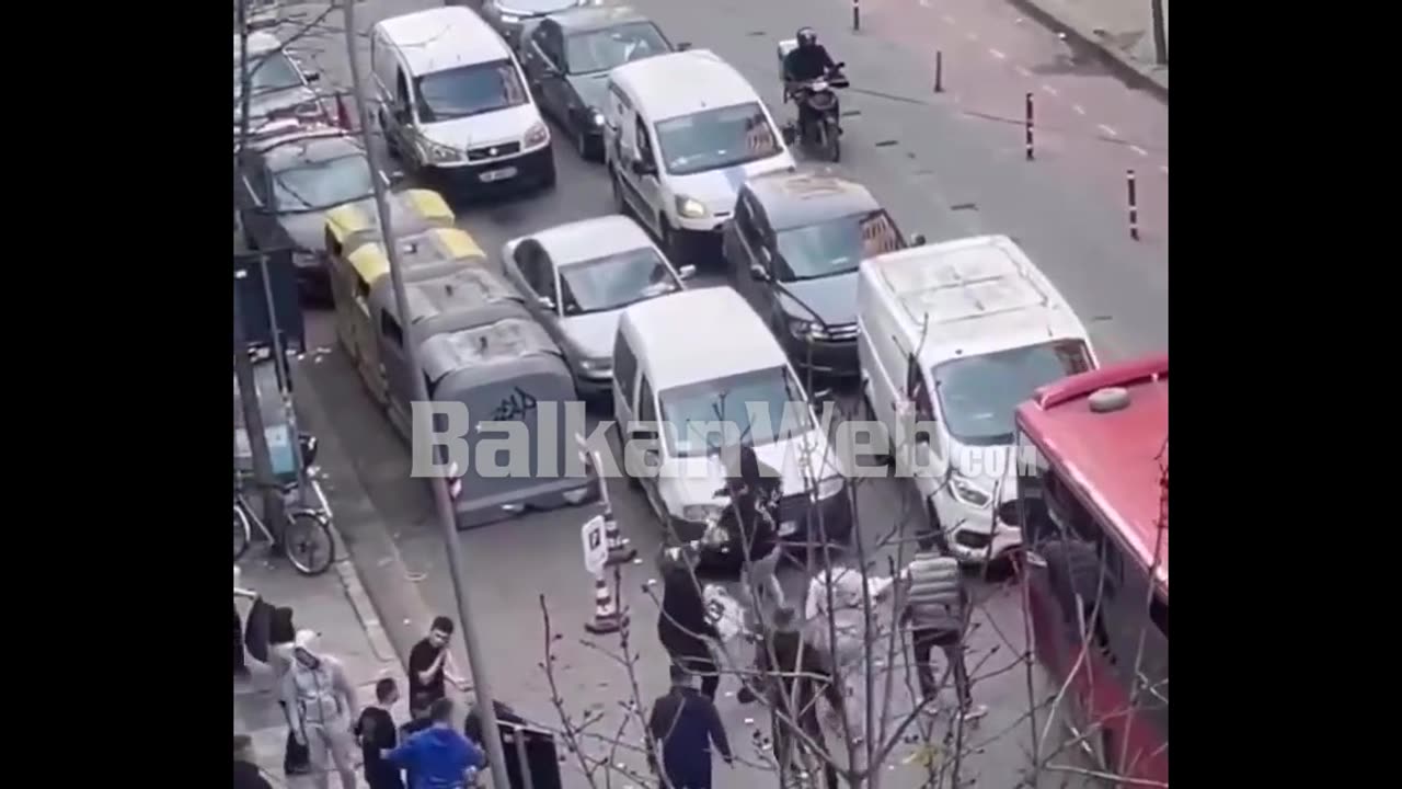 Nxënësit e gjimnazit "Sami Frashëri" rrihen para shkollës, godasin njëri-tjetrin me sende të forta