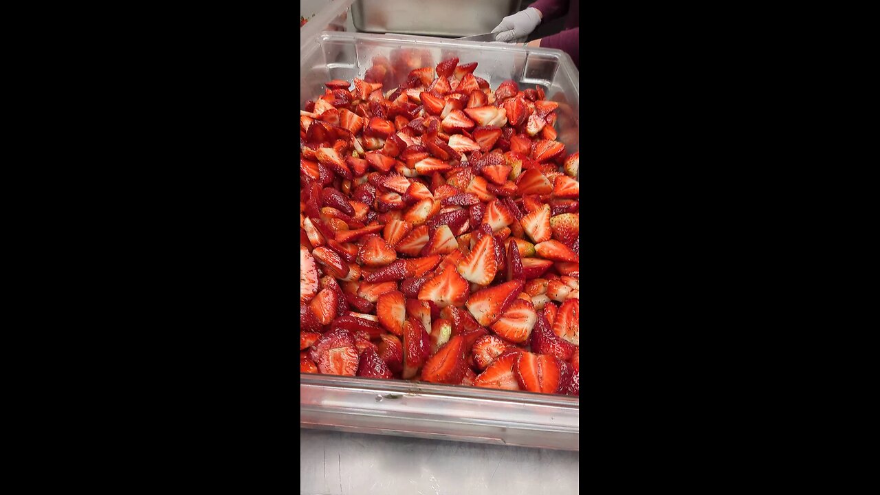 Roasted strawberries! 🍓 #illuminatecommunitychurch #soulkitchen #chefn #faithfoodfellowship