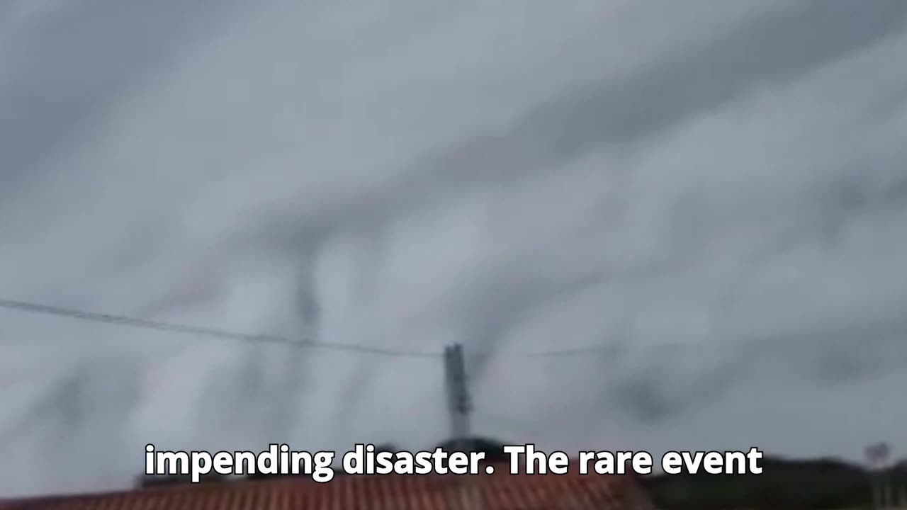 Tornado-Shaped Cloud Forms in the Sky, Terrifying Small Town in São Paulo!