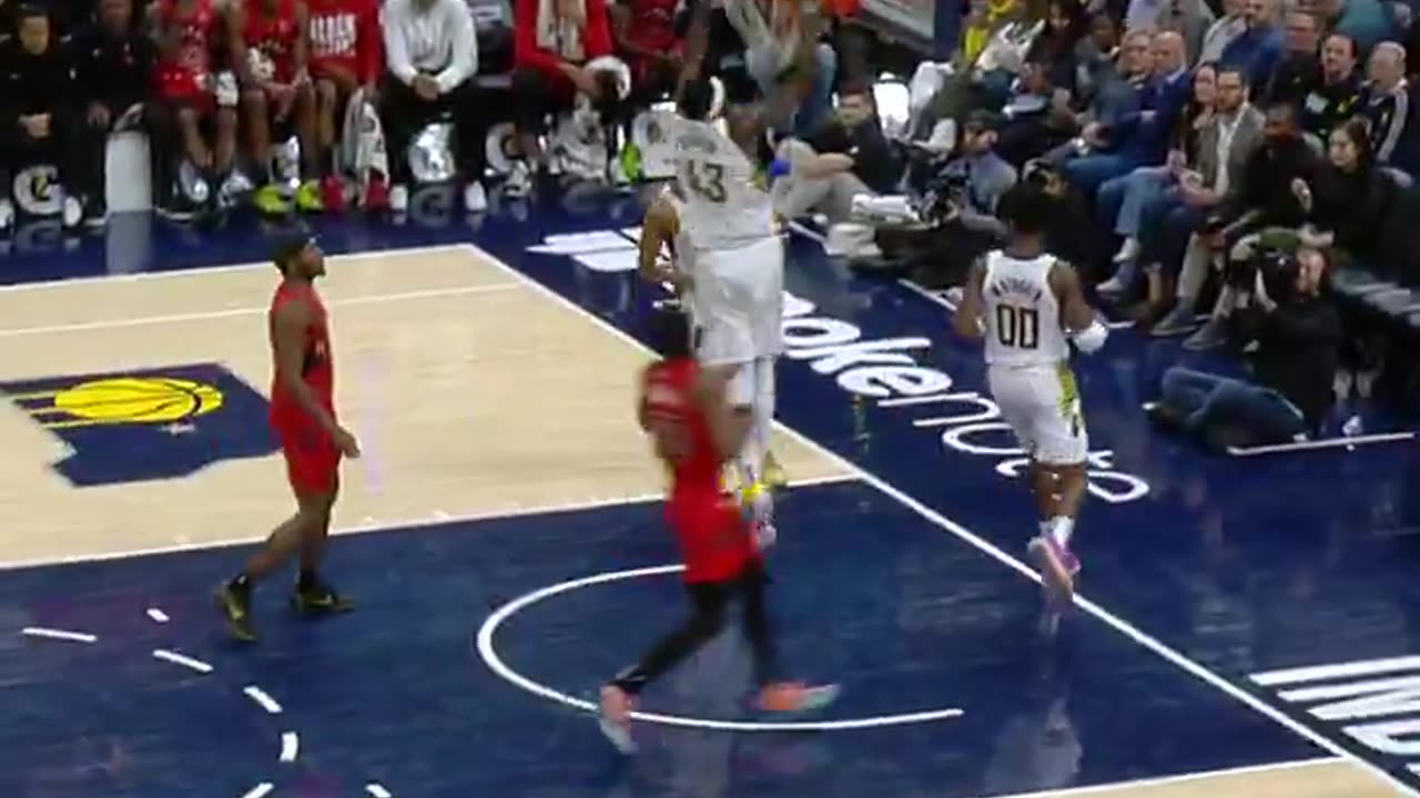 Indiana Pacers - defense 👉 offense Myles Turner's block leads to Pascal Siakam's easy jam.