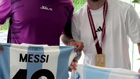 🎾✨ ¡SUEÑO CUMPLIDO! ALEX CHOZAS, CAMPEÓN DEL MUNDO DE PÁDEL JUEGA CON MESSI Y SE TATÚA SU FIRMA 🏆🔥