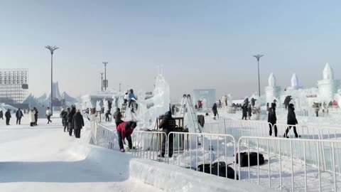 International sculptors get creative at China ice festival