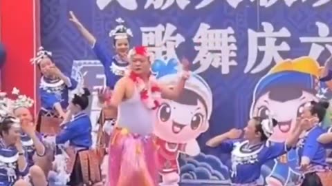 女儿软磨硬泡想让爸爸在毕业汇演的时候上台跳舞，结果出乎意料…
