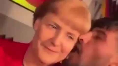 🇩🇪 Even Angela Merkel’s wax figure wants deportations now.