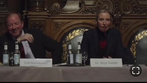 Alice Weidel hat keinen Bademantel