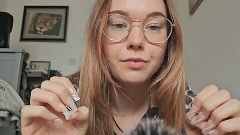 ASMR Fabric scratching + body tapping (collarbone)