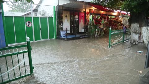 Heavy Rain Turns Streets Into Rivers!