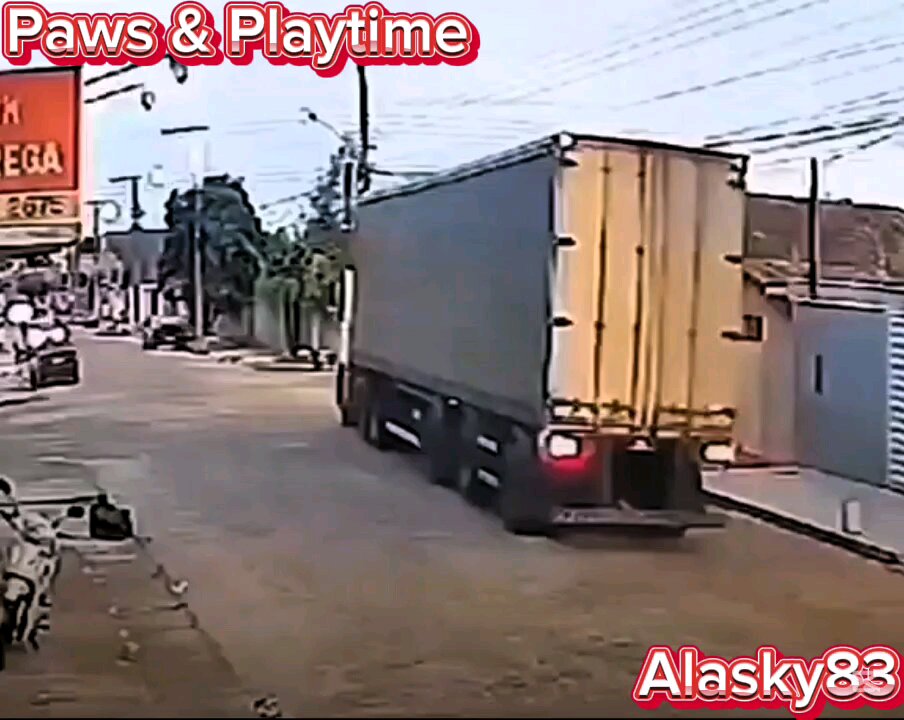TRUCK TRIES TO TURN AROUND ON A NARROW STREET AND LOOK AT THE DISASTER IT CAUSES.