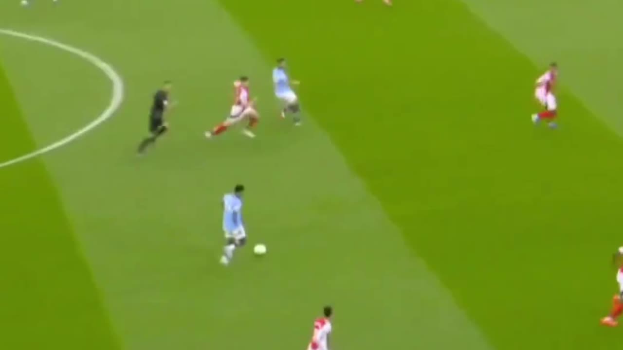 Stunning moves from Savinho