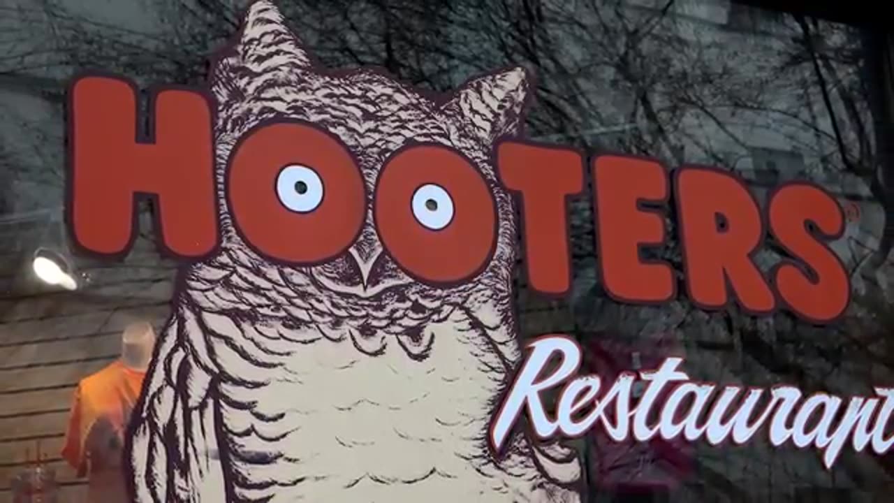 The Reason Why Hooters Is Struggling To Stay In Business