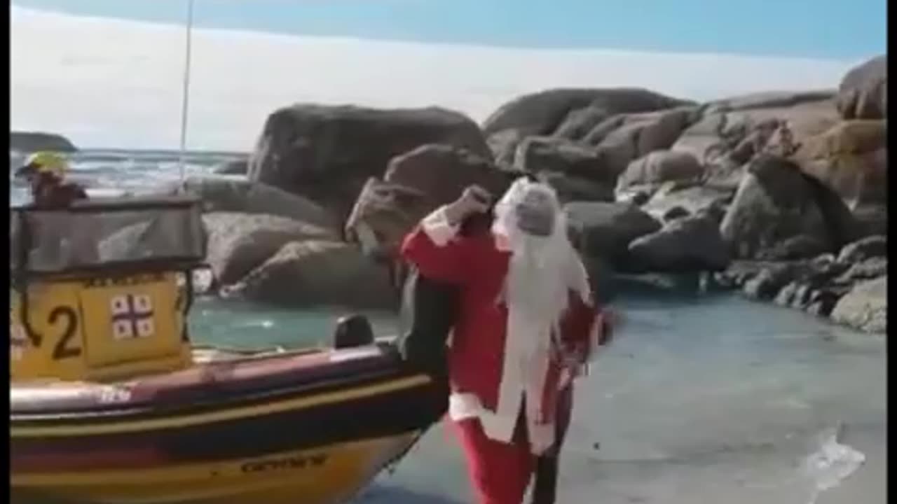 Shocking Fall of Santa Claus (or Kris Kringle) in Chile! The Unthinkable Happened!